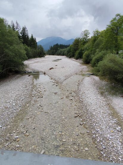 So ging es auf dem Weg zurück zur Staatsstraße 2060 hier noch einmal über die Namensgeberin des Schlosses, den ca. 14 km langen Gebirgsfluß "Linder", die im weiteren Verlauf ab dem Gebiet der Ammerquellen den Namen "Ammer" annimmt.
Hier Blickrichtung flußaufwärts.