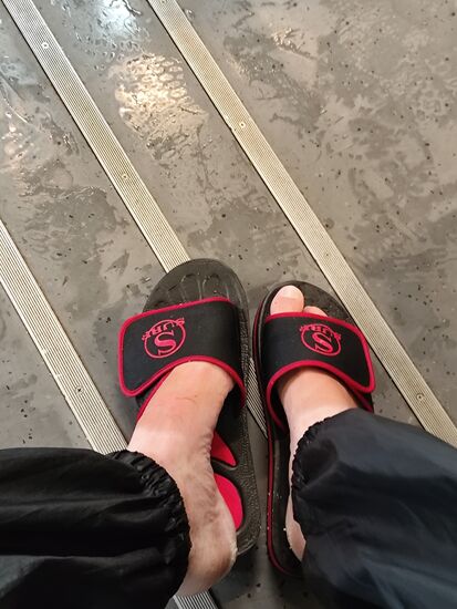 An den Füßen meine "innovativen" Aushilfs-Radler-Schlappen ...