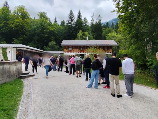 Dort hatte ich zwar den privaten "Auftrag", das Schloß Linderhof abzulichten, aber mehr als die Schlange vor dem Kassenbereich war leider nicht drin, da die bei Touristen beliebte Immobilie sich völlig durch Bäume und Sträucher verdeckt im rechten hinteren Bildbereich befindet. 
Da ich mich nicht zwingend auf Kultur-Trip befand, wollte ich bedingt durch die lange Menschentraube, keine weitere Zeit für dieses gewiss äußerst fotogene UNESCO-Welterbe, das einzige Schloss, das König Ludwig II. vollenden konnte, aufwenden.