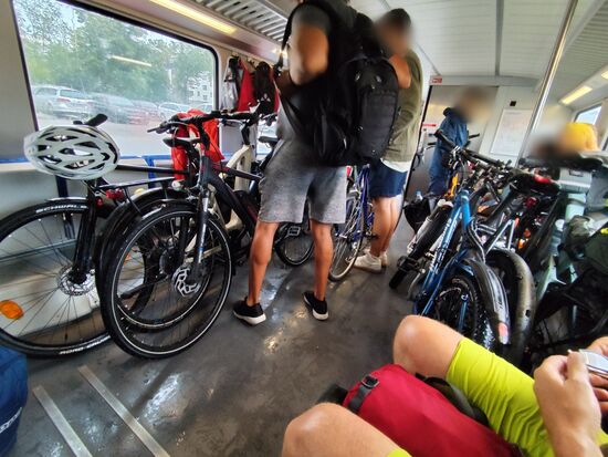 Zurück zur eigentlichen "2-Tages-Radferntour":
Hier im Regionalexpress von Eschenlohe nach München, mein weißer Helm und orange Regenjacke am Radl hängend.