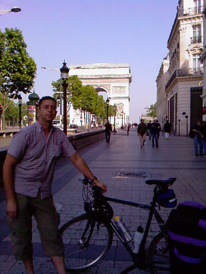 Am westlichen Ende der Avenue des Champs Élysées mit Blick auf den Arc de Triomphe
