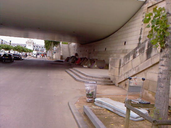 Direkt unter einer Brücke an der Wand eine kleine Zeltstadt von Obdachlosen. Von der Lokalität her gewiss keine Camper.