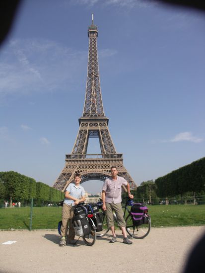 Ein gemeinsames Foto mit Regina, das mit ihrem Fotoapparat geknipst wurde. Da konnte mein inzwischen gelöschtes Handyfoto von der anderen Turmseite am Trocadero nicht ganz mithalten ...