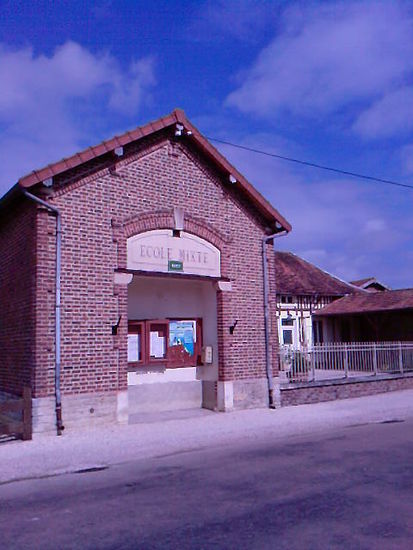 Die an die Kirche angrenzende gemischte Schule (ÉCOLE MIXTE)