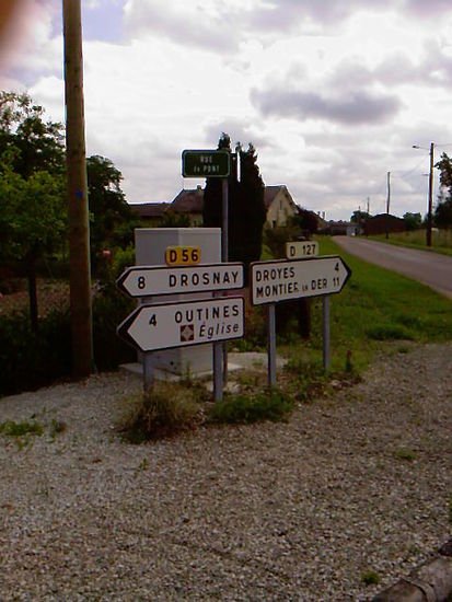 Wegweiser gegenüber der Fachwerkkirche:
Rechts oder links? Lt. Landkarte und eingezeichneter Route nach rechts die
D 127 entlang.