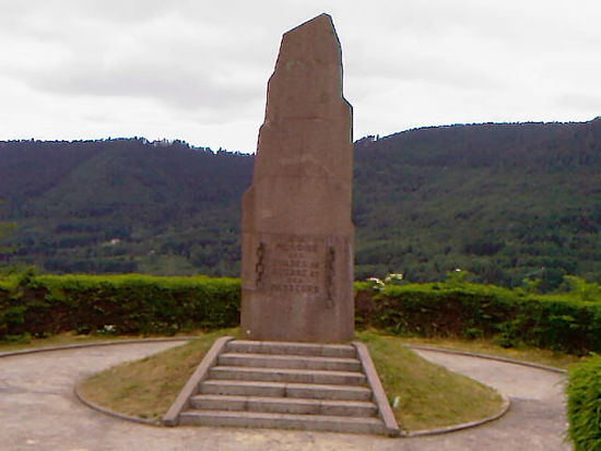 Kriegerdenkmal am steilen Anstieg zum Donon