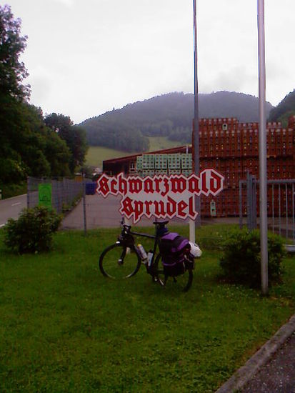 Gut, dass der Sprudel schon abgefüllt ist, und nicht gerade als himmlischer Rohstoff gen Erden strebt...