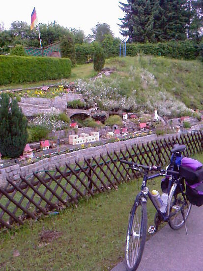 Wenigstens eine angenehme Erinnerung an Hechingen. Eine Modell-Landschaft mit Gartenbahn am Stadtrand.