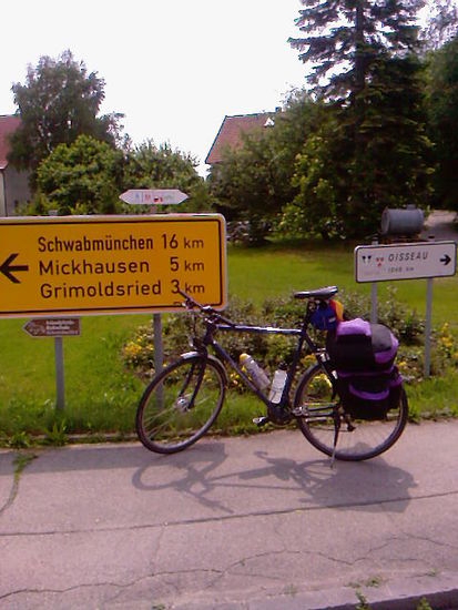 Da fährt man x-dutzende km von Paris in Richtung Heimat, dann trifft man mitten im o.g. Naturpark in Walkertshofen auch noch auf einen französischen Wegweiser:
Oisseau - 1046 km (rechter Bildrand). Hätte ja schön gepasst, wenn Paris angegeben gewesen wäre. Ich bin dann übrigens der grösseren Tafel gefolgt.