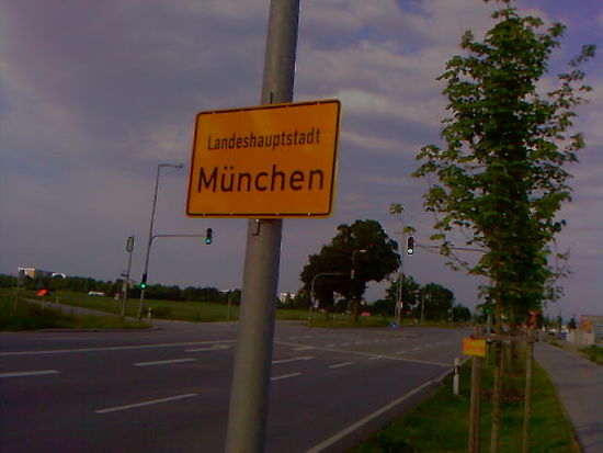 München begrüsst mich im Westen gleich mit grünen Strassenampeln. Sehr nett !!! Aber für meinen Biker-Highway am rechten Bildrand war die Ampelfarbe sowieso nicht ausschlaggebend.