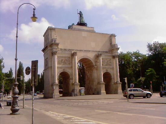 und weil's so schön ist, das Siegestor von der Südseite aus gesehen, mit mehr Begrünung an der Leopoldstrasse.