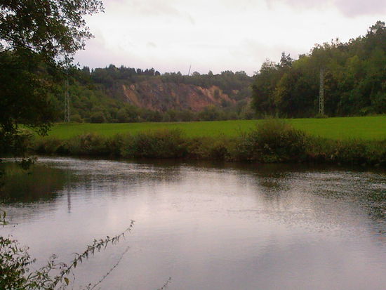 Kurzer Blick zurück an einen Steilhang mit interessanten Gesteinsformationen.