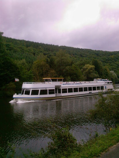 Schiff ahoi ! Die "Wappen von Limburg" auf "grosser Fahrt" flussaufwärts in Richtung Limburg.