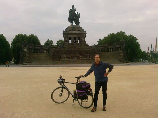 Kaiser-Wilhelm-Denkmal mit vorgesetzter "Fernradler-Skulptur" am Deutschen Eck