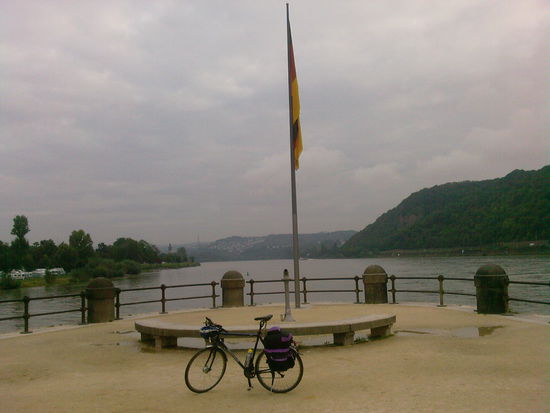 Blick in die andere Richtung. Von links mündet die Mosel in den Rhein. An der schlaffen Deutschland-Fahne erahnt man die herbstliche Windflaute, die zum Radeln gerade recht war !!!