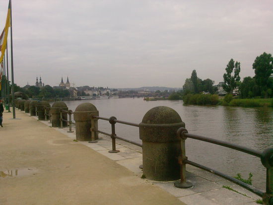 Die Mosel flussaufwärts am Deutschen Eck