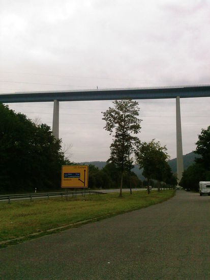 Die imposante Moseltalbrücke der A 61 bei Koblenz-Dieblich mit 935 m Länge, 136 m Höhe und 30,5 m Breite