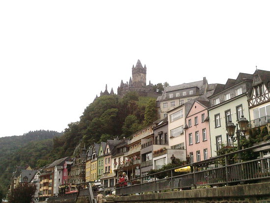 Gegen Mittag in der Stadt Cochem mit der Reichsburg Burg Cochem