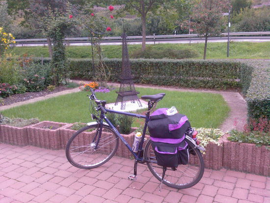 Vor der Garten-Edition des Eiffelturms in Zeltingen-Rachtig
