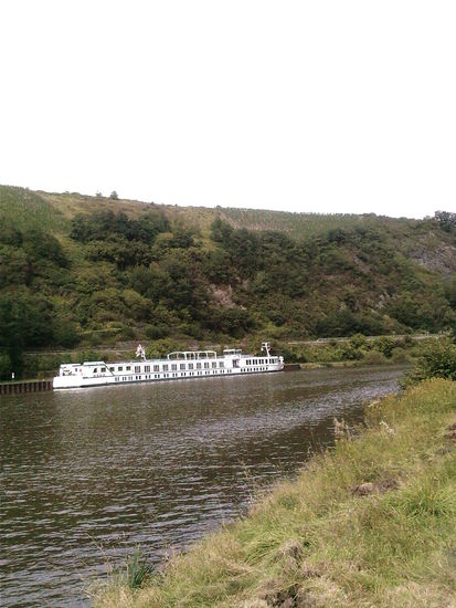 Ausflugsschiff im Wartebereich einer Schleusenanlage