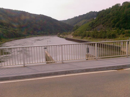Blick von der Staustufe Serrig, Deutschlands größter Staustufe an einem natürlichen Flusslauf