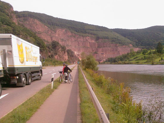 Im Hintergrund der Steinbruch der Hartsteinwerke Düro bei Taben-Rodt