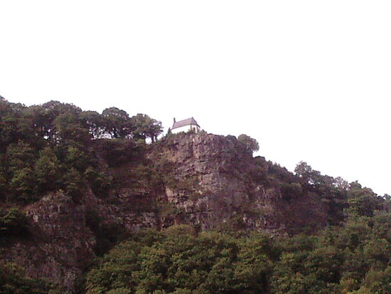 Idyllische Kapelle am Hochufer gegenüber Saarhausen