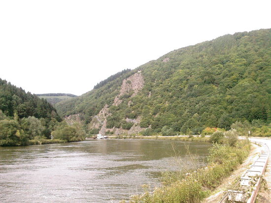 In Bildmitte der Vogelfelsen mit Aussichtspunkt bei Saarhölzbach. Bin da nicht hochgefahren, da ein anderes Highlight kurz bevorstand.