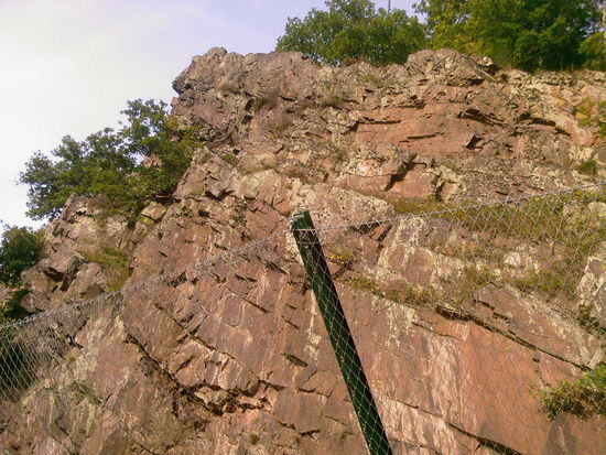 An der gleichen Stelle auf meiner Uferseite das schroffe Gestein mit Schutzzaun.