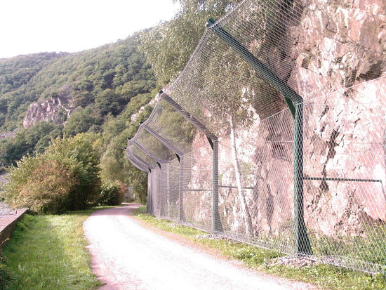 Der Blick nach vorne entlang des vertrauenserweckenden Schutzzaunes, ohne dem mit Angstschweiss auf der Stirn und "voller Hose" zu rechnen wäre...