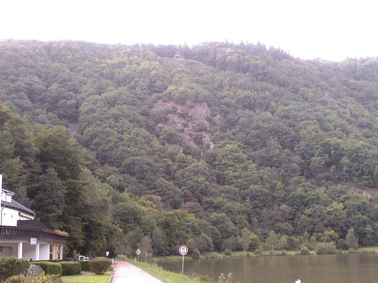 Ein Stück nach dem Wendepunkt der Saarschleife der Blick zurück nach oben. In der Bildmitte am Hangende lässt sich der Pavillon des Aussichtspunktes Cloef erahnen.