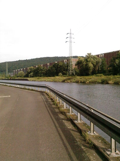 Langgezogenes Werksgebäude von Saarstahl. Von dort schwaderte der "Duft" von verzunderter, stählerner Luft auf mein Flussufer herüber.