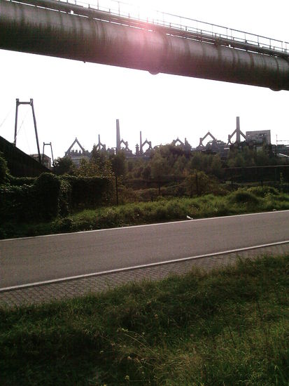 Werksgelände von Saarstahl im Hintergrund