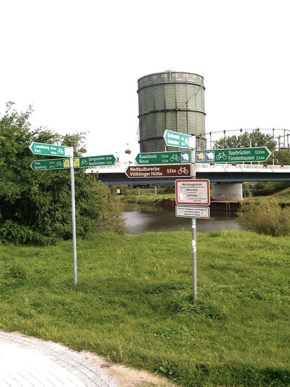 gehäufte Radwegschilder bei Völklingen