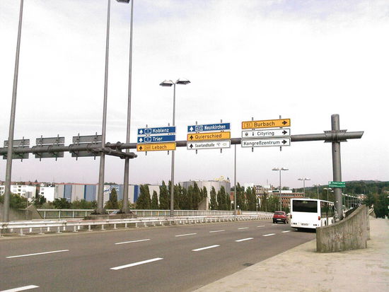 Auf einer grossen Saar-Brücke in Saarbrücken zwei "Erinnerungstafeln" an die grossen Durchgangsstationen meiner Drei-Flüsse-Tour, Koblenz und Trier