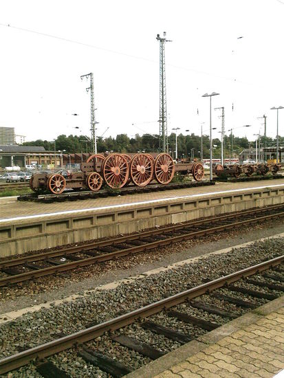Eine kleine Impression vom Saarbrückener Bahnsteig: Die Fahrgestelle einer Dampflok und dessen Tender