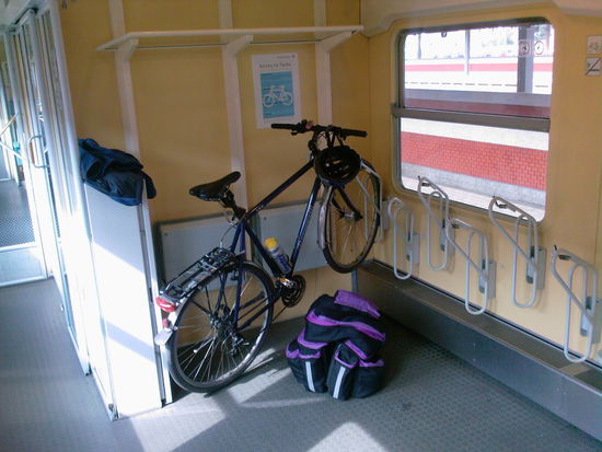 Da hängt nun mein Radl nach pannenfreien vier Tagen und knapp 400 km  "abgehalftert" in Schräglage im Radabteil nach Stuttgart