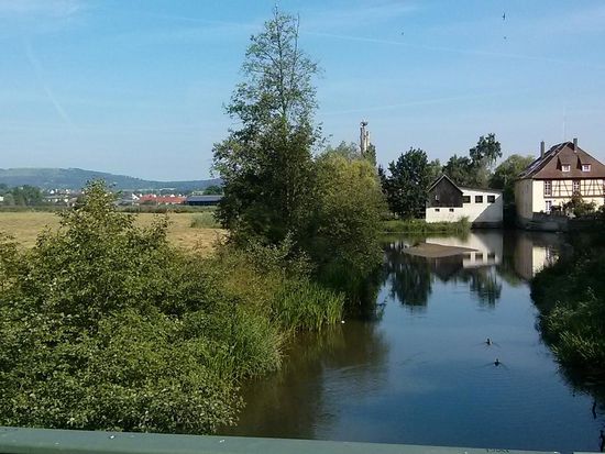 Die Wörnitz südlich von Wassertrüdingen. Links im Hintergrund nochmals der Hesselberg.