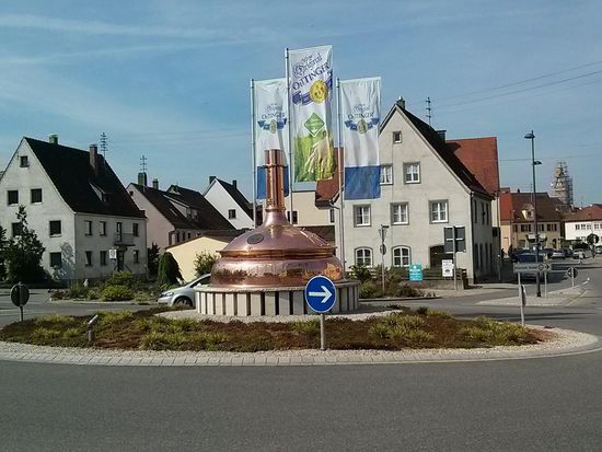 Ein schmucker Verkehrskreisel in Oettingen mit Hochglanz-Sudkessel eines ansässigen Wirtschaftsunternehmens als Blickfang. Besteht da nicht etwa Blendgefahr für den laufenden Verkehr?