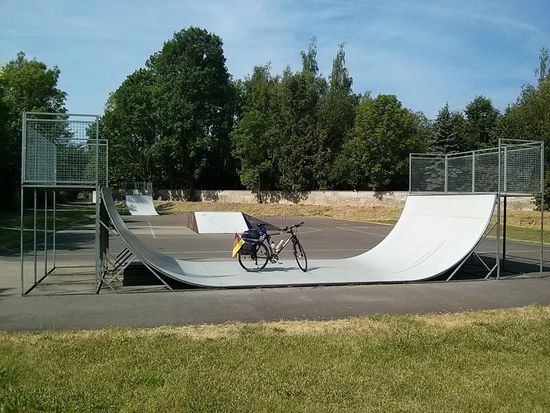 Wenn ihr nur hättet sehen können, welche Luftsprünge ich in dieser Halfpipe absolvierte und diese Mehrfachschrauben in der Luft. Gut, daß die Packtasche zuverlässig am Rad befestigt war. Und gut, daß ich freimütig zugebe, das Radl nicht einmal über die hintere Rampe geschoben zu haben. Aber alleine die Vorstellung ist schon einen "Jubelsturm" wert...