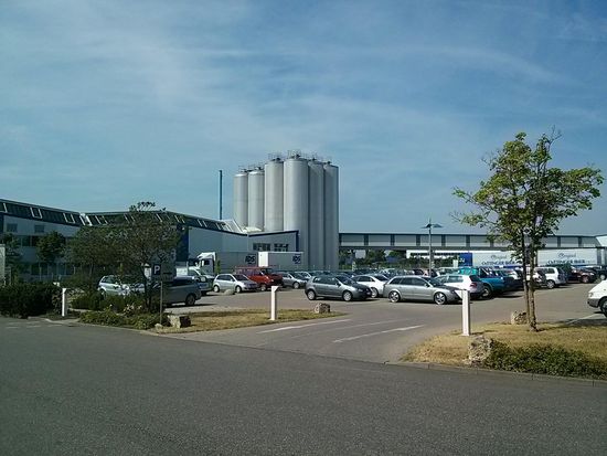 Am Ortsausgang von Oettingen ist die Firma mit ihren weitläufigen Betriebsanlagen (hier nur ein Teil davon, rechts des Bildes steht nochmals 
eine umfangreiche Silobatterie) angesiedelt.