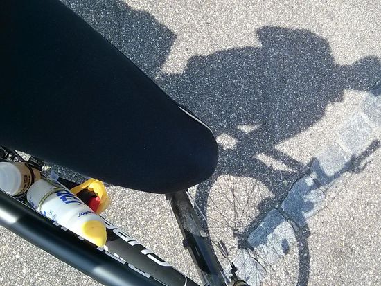 Dieses Bild entstand zwar nur in Folge einer ungewollten Berührung des Auslösers. Aber jetzt beim Verfassen meines Reiseberichts stelle ich anhand der leicht bräunlichen Flüssigkeit in der zweiten, transparenten Trinkflasche
fest, daß die Füllung noch vom Vortag stammte, als ich in einem Markt in der Umgebung von Herrieden das einzige Mal während der ganzen Tour ein Getränk in Form von reinem Apfelsaft kaufte und die halbleere Trinkflasche damit auffüllte. Die andere Flasche hatte ich morgens wie üblich nach dem Frühstück mit leicht gesalzenem Trinkwasser gefüllt.