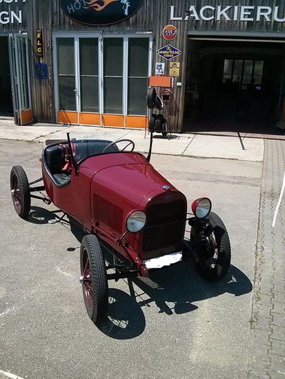 Schmuckes altes Ford-Modell in neuer Lackierung vor einer Werkstatt in Mönchsdeggingen.