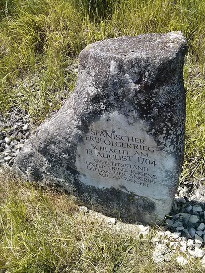 Linkerhand der Infotafel befindet sich ein Gedenkstein an eine Schlacht von vor fast 310 Jahren.