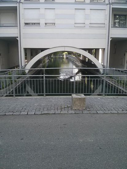Interessante Architektur: Bebauung über einen Bachlauf in der ausgedehnten Wohnanlage in der Nähe meiner privaten Unterkunft beim Neffen Christoph.
