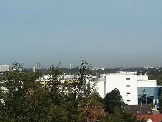 Rückblick von Friedberg in Richtung Augsburg am Horizont.