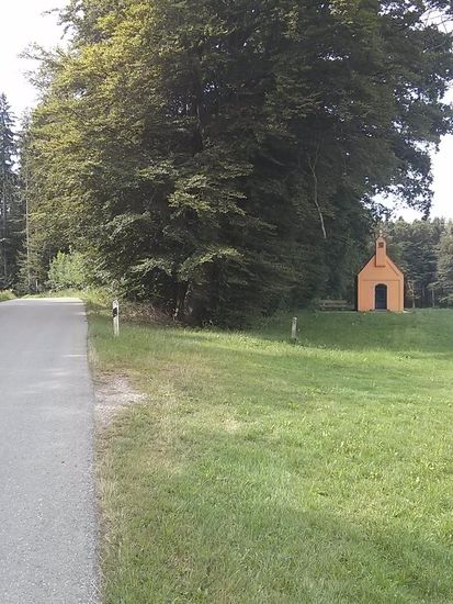 Die Kapelle bei Eismannsberg lädt zur Rast ein.