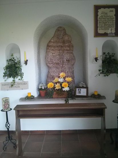 Das mit Gittertüre versperrte Innere der Kapelle.
