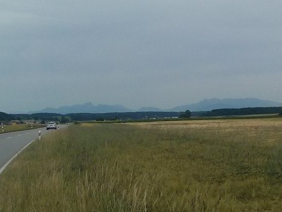 Kurz vor Aying dann, nach tagelanger Heimatabstinenz, der Blick auf die heimische Bergkette mit Wendelstein, Breitenstein & Co. Da kommt schon so etwas wie ein gewisses "Rückenwindgefühl" auf !