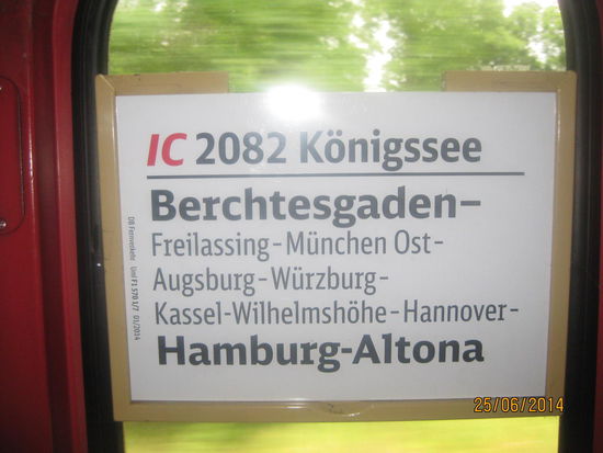 Das Zuglaufschild. Aufgrund der vielen Stationen fehlt u.a. Rosenheim.